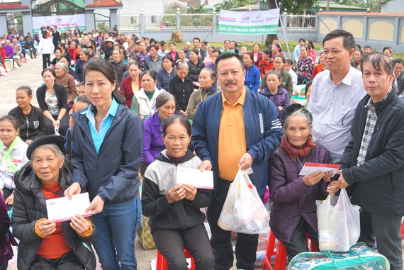 Trao quà hỗ trợ 410 hộ dân ở vùng lũ Hà Tĩnh